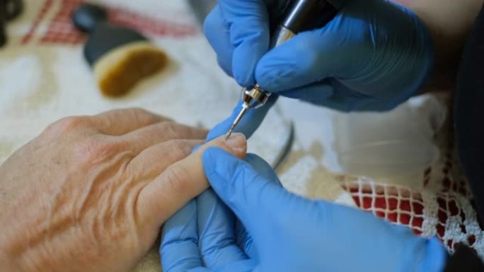 美容师制作灰指甲的治疗和指甲重建，保健