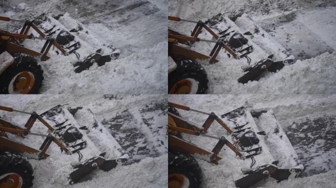 拖拉机在街上铲雪。