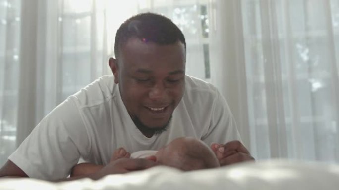 非裔美国人家庭爸爸用手抚摸头部婴儿
