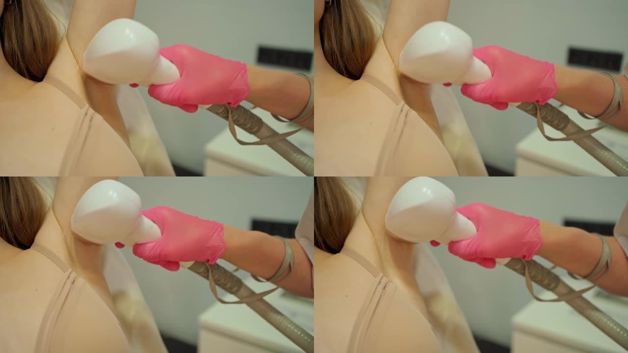 女人腋下旁边的激光设备手机的特写镜头，上面涂了一种特殊的冷却凝胶。激光毛发和纹身去除。激光再生