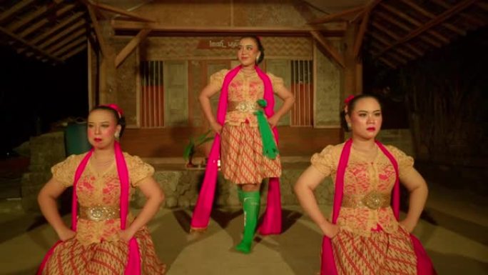 印尼女子在跳舞前穿着传统舞蹈服装和红领巾走向舞台