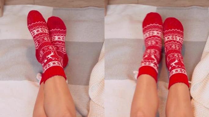 新年袜子里的女性腿。女人在家里的圣诞节气氛中休息
