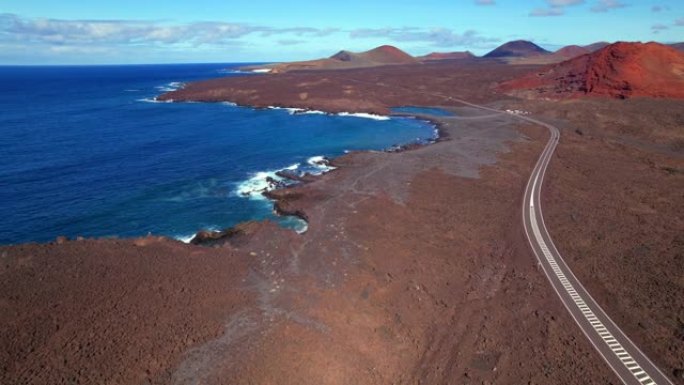 火山兰萨罗特岛风景。Los Hervideros洞穴，悬崖和红山的空中无人机视频。热门旅游目的地加那