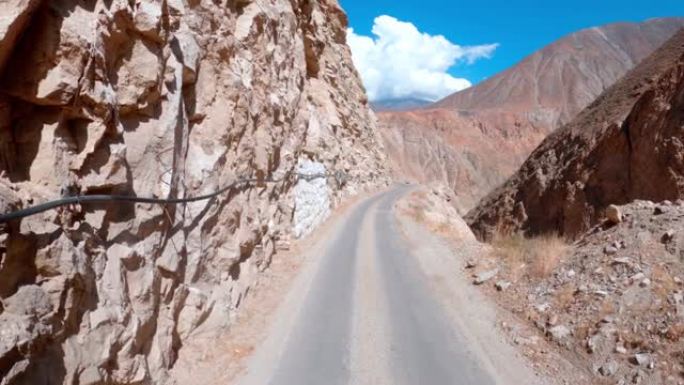 岩石上雕刻的山间道路