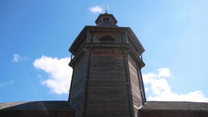 旧东斯拉夫防御工事的木制watch望塔 (乌克兰巴图林城堡)