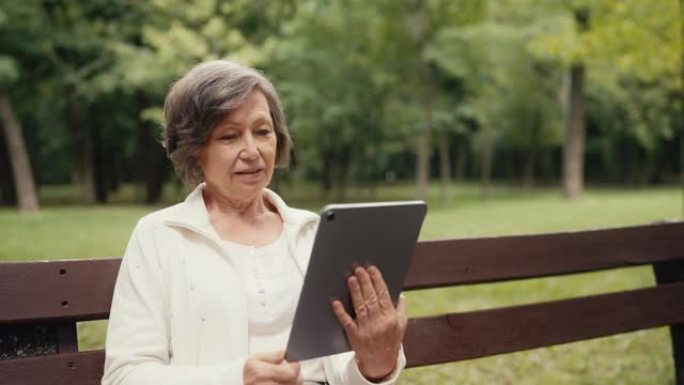 老年妇女使用平板电脑向亲戚进行视频通话，交流