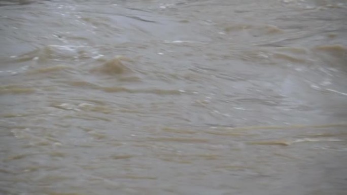 雨中满溢的山河的雾水景观