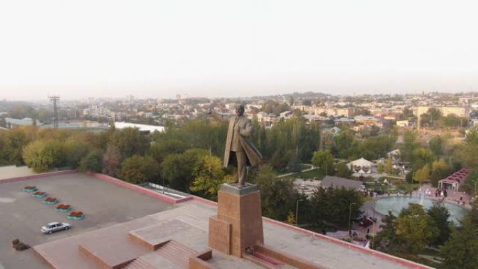 奥什市中心广场鸟瞰图与弗拉基米尔·列宁纪念碑