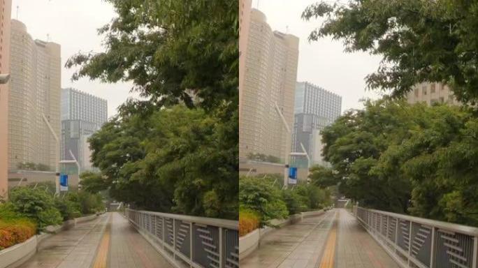 下雨天走在城市桥上