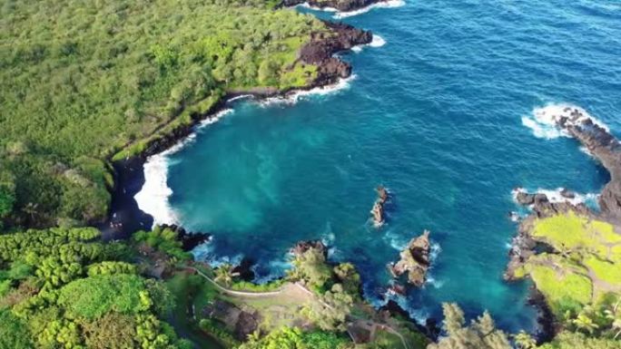 威亚纳帕州立公园黑沙滩和海湾，夏威夷