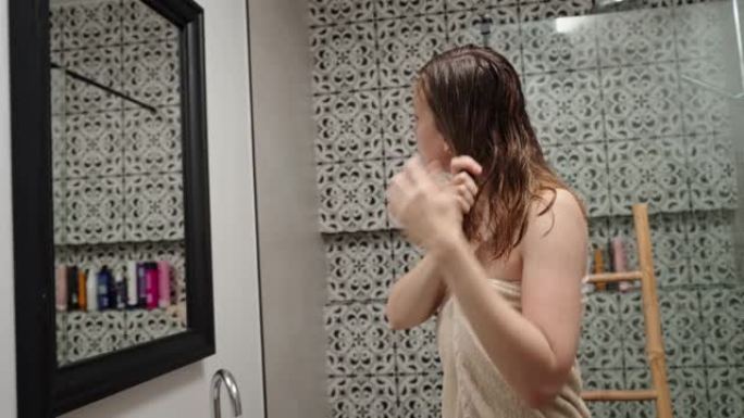 女人淋浴后在浴室涂护发摩丝