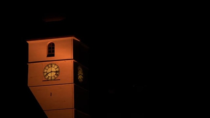 堡垒的塔有一个时钟，标志着8.15的脸被灯泡照亮在广场20