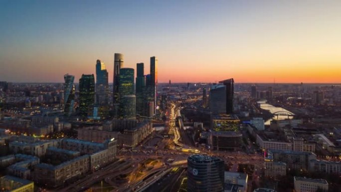 日落天空照明莫斯科城市交通街空中城市景观全景4k延时俄罗斯