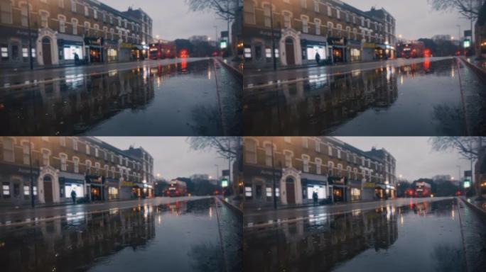 伦敦金融城多雨的夜晚，水坑里看到了交通的倒影