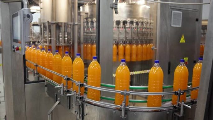 工厂输送带上的瓶装果汁饮料生产线