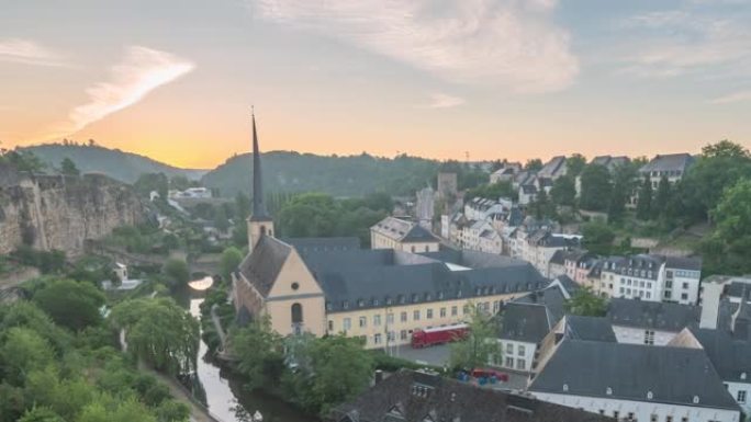 卢森堡大公国延时4K，城市天际线夜间至白天日出延时在卢森堡历史悠久的老城阿尔泽特河沿岸的格伦德