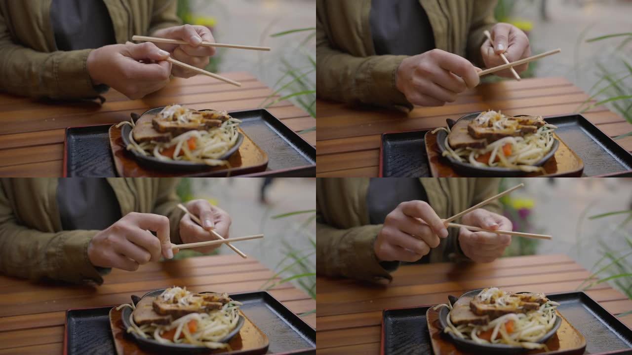 一次性筷子在猪肉盘上磨平了