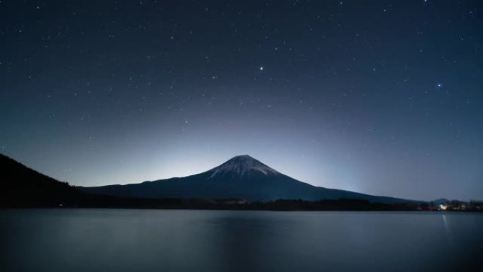 塔努基湖上的富士山，星光灿烂的夜晚，2022年12月31日