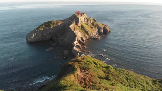 日出时，向西班牙巴斯克地区海岸的圣胡安·德·加兹卢加特 (San Juan de Gazteluga