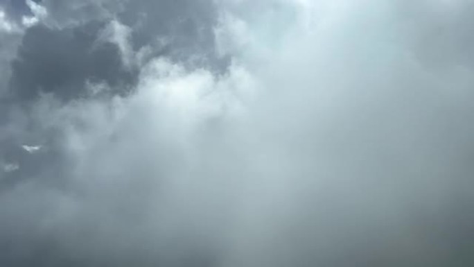 喷气式飞机驾驶舱在暴风雨中飞行的独家拍摄。4K 60 FPS。试点观点。