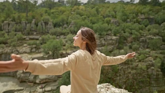 旅游徒步旅行者女孩的后视图坐在科普鲁峡谷的悬崖边缘，全景。科普鲁鲁峡谷是土耳其常见的旅游胜地。女徒步