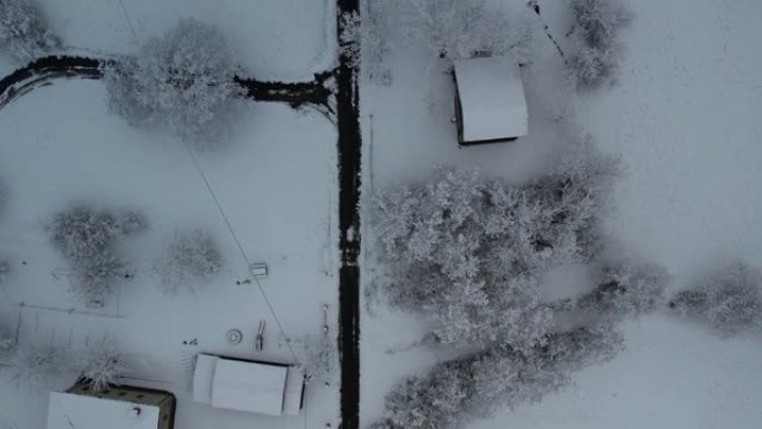 意大利皮亚琴察维尔纳斯卡城堡上的冬季暴风雪，被雪覆盖的森林，无人机航拍画面