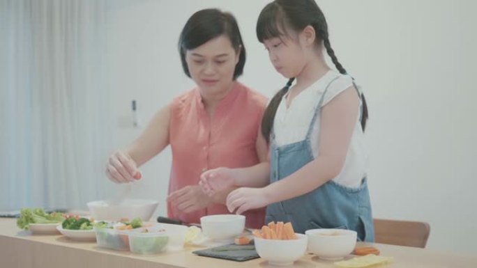 学生在家庭学校学习烹饪