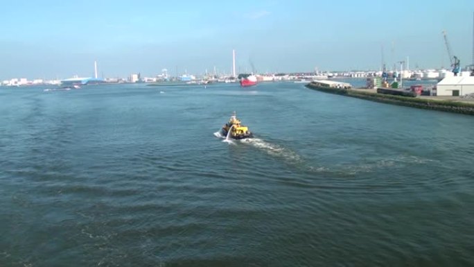 荷兰，鹿特丹。泼水的拖船-纽威·沃特维格-鹿特丹新水道。荷兰的船舶运河。2012年6月21日