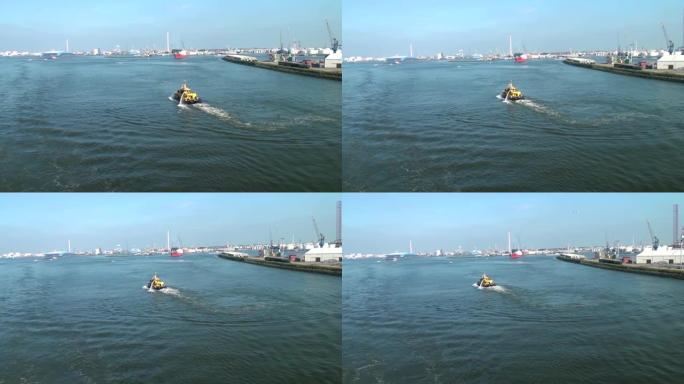 荷兰，鹿特丹。泼水的拖船-纽威·沃特维格-鹿特丹新水道。荷兰的船舶运河。2012年6月21日