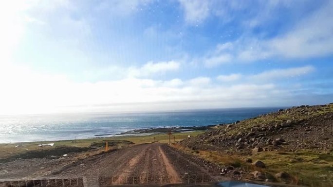 冰岛环城公路的透视图，从车内驾驶员的挡风玻璃看自然景观