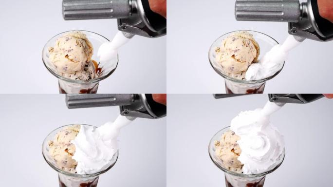 将鲜奶油挤在冰淇淋上。