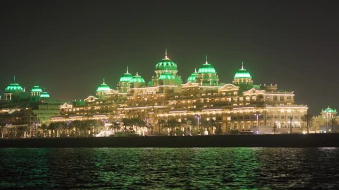 迪拜朱美拉棕榈凯宾斯基酒店和住宅的夜景