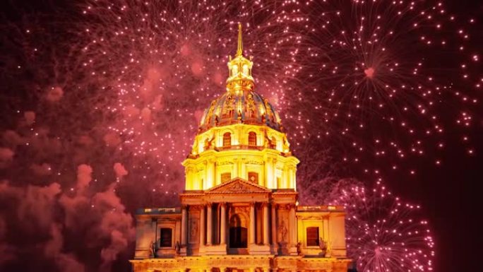 夜间荣军院上空庆祝五颜六色的烟花。法国巴黎
