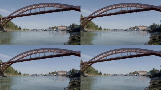 Swinomish海峡上的La Conner华盛顿彩虹桥-穿越钢拱立交桥的交通时间流逝