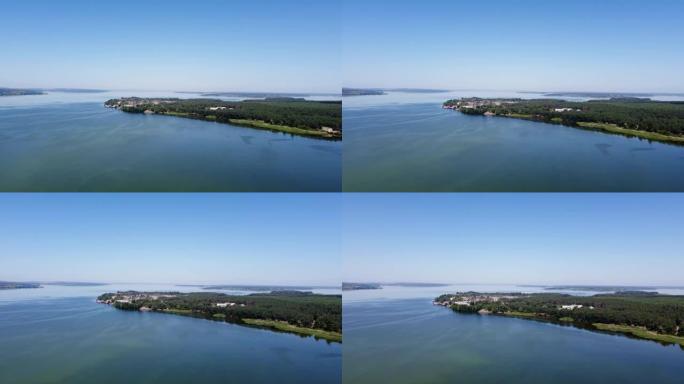 河流和河上岛屿的无人机镜头。河上的飞行，河中的一个岛和河岸的海滩