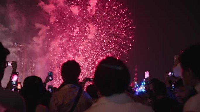 泰国曼谷湄南河除夕美丽的烟火表演-2023年1月1日