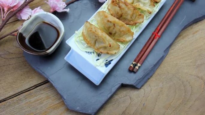木桌上的煎饺或饺子