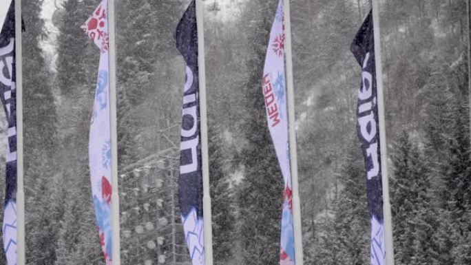 在哈萨克斯坦阿拉木图的梅迪欧高山滑冰场，许多运动旗帜