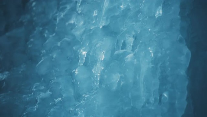 冬季瀑布融化冰的特写