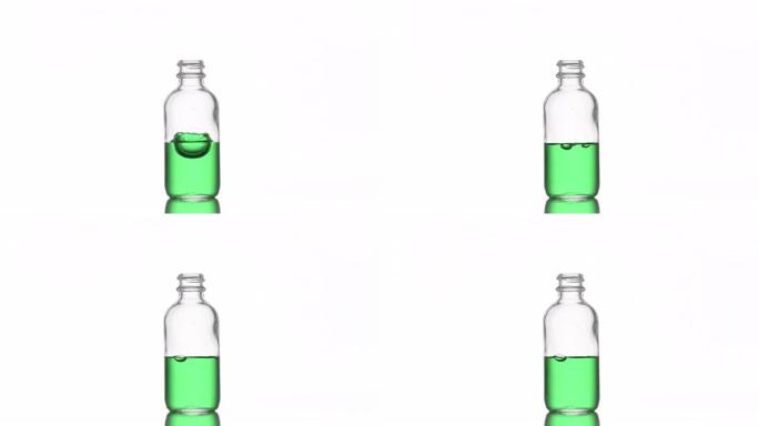 维生素k落入带有绿色液体的医疗瓶中