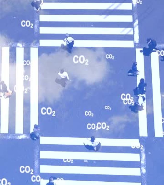 人们穿过人行横道，天空和云都在背景中。CO2二氧化碳排放全球空气气候污染概念。