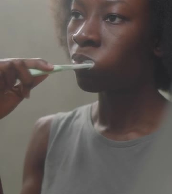 黑人妇女在浴室刷牙