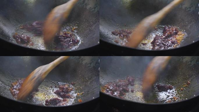 辣椒酱放在锅里，准备炒。