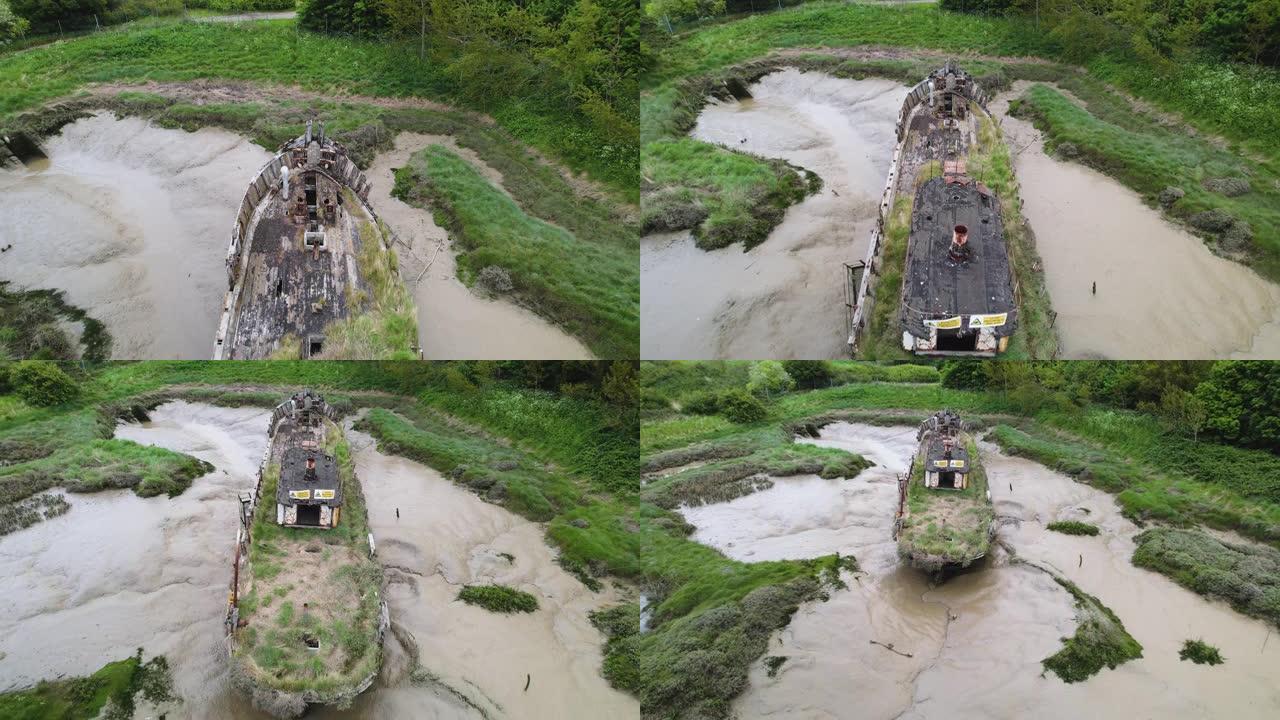 英国巴西尔登Wat Tyler郊野公园一艘被困在泥泞中的废弃船的鸟瞰图-反向，倾斜，无人机c