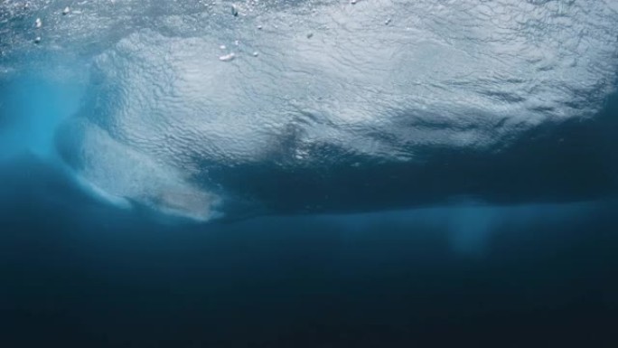 水下海浪。透明水和带bodyboarder的破桶波