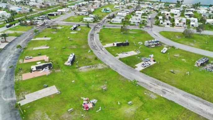 飓风伊恩 (Ian) 在佛罗里达移动房屋住宅区后，露营车和房屋严重受损并倾覆。自然灾害的后果