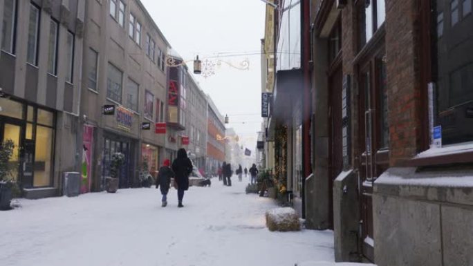 瑞典哥德堡市的暴风雪。走在小巷里。
