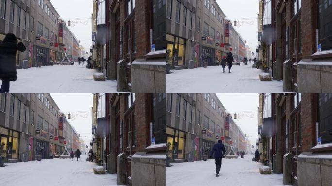 瑞典哥德堡市的暴风雪。走在小巷里。