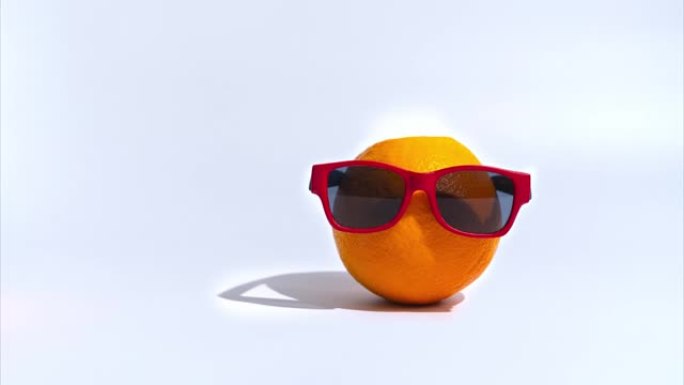 橙子变成一杯果汁。停止运动动画