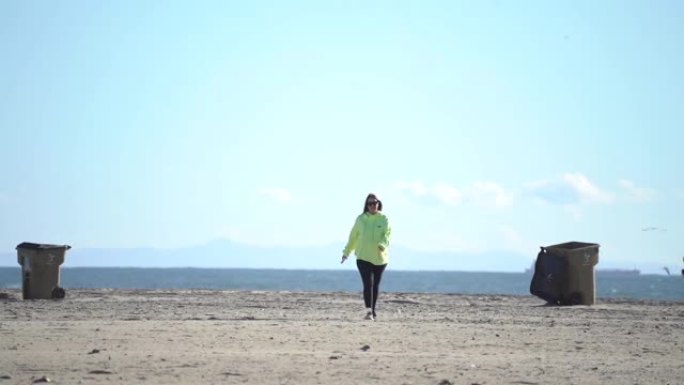 圣莫尼卡海滩，女人走着